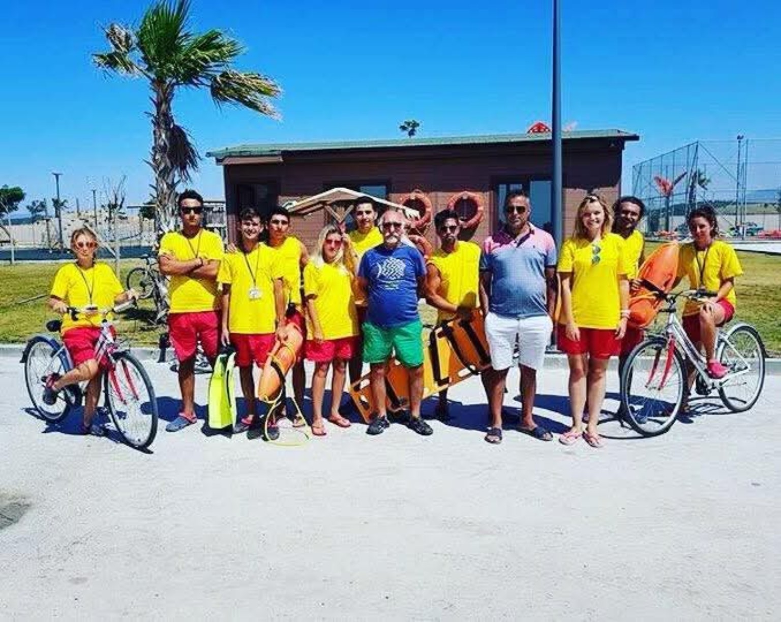 Kurtarma ekipmanlarıyla birlikte açık havada grup fotoğrafı